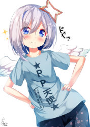 Rule 34 | &gt;:), 1girl, amane kanata, black pants, blue eyes, blue shirt, blush, bob cut, chinomaron, closed mouth, clothes writing, colored inner hair, commentary request, feathered wings, hair between eyes, hair ornament, halo, hands on own hips, highres, hololive, looking at viewer, mini wings, multicolored hair, pants, shirt, short sleeves, signature, silver hair, simple background, single hair intake, smile, solo, sparkle, star halo, translation request, v-shaped eyebrows, virtual youtuber, white background, white wings, wings