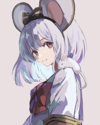 Rule 34 | 1girl, aco gbfg, animal, animal ears, animal on shoulder, black hairband, bow, bowtie, brown eyes, closed mouth, commentary request, from side, granblue fantasy, grey background, grey hair, hairband, highres, looking at viewer, looking to the side, mouse (animal), mouse ears, mouse girl, mouse on shoulder, short hair, simple background, smile, solo, upper body, vikala (granblue fantasy)