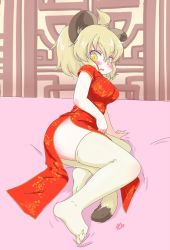 Rule 34 | 10s, 1girl, alternate costume, animal ears, bare arms, blonde hair, blush, china dress, chinese clothes, commentary request, dress, fang, highres, kemono friends, lion (kemono friends), lion ears, lion tail, no shoes, on bed, short hair, short sleeves, tail, thighhighs, uho (uhoyoshi-o)