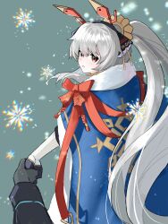 Rule 34 | 1girl, 1other, absurdres, arknights, black gloves, blue cloak, cloak, commentary request, doctor (arknights), elbow gloves, from behind, gloves, grey background, grey hair, hair between eyes, highres, long hair, long sleeves, ponytail, rainsun, red eyes, simple background, smile, very long hair, weedy (arknights), white gloves