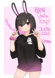 Rule 34 | 1girl, animal ears, black hair, black shirt, breasts, collarbone, commentary request, double v, eyes visible through hair, grin, hands up, highres, i.u.y, looking at viewer, multicolored hair, original, pink background, pink hair, pink scrunchie, rabbit ears, rabbit girl, rabbit tail, scrunchie, shirt, short eyebrows, short sleeves, small breasts, smile, solo, tail, thick eyebrows, translation request, two-tone background, two-tone hair, v, white background, wide sleeves, wrist scrunchie