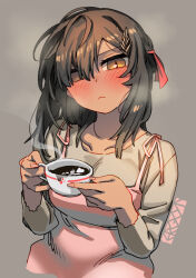 1girl artist_name blush breasts brown_hair coffee collarbone commentary_request cup dress ergot fingernails frown grey_background grey_shirt hair_ornament hair_over_one_eye hair_ribbon half_updo holding holding_cup leaf_hair_ornament long_hair long_sleeves looking_at_viewer medium_breasts messy_hair original pink_dress ribbon shirt shirt_under_dress signature simple_background sleeveless sleeveless_dress slit_pupils solo steam steaming_body upper_body yellow_eyes