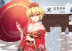 Rule 34 | 1girl, 2022, absurdres, alternate costume, bare shoulders, black hair, blonde hair, breasts, cleavage, cloud, floral print, floral print kimono, highres, holding, holding umbrella, japanese clothes, kimono, long sleeves, looking at viewer, multicolored hair, nengajou, new year, obi, open mouth, outdoors, piaoluo de ying huaban, print kimono, red kimono, red umbrella, sash, short hair, smile, snow, solo, toramaru shou, touhou, translation request, two-tone hair, umbrella, wide sleeves, yellow eyes