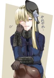 Rule 34 | 1girl, absurdres, black hat, blonde hair, blue jacket, blush, breasts, brown background, brown gloves, brown pantyhose, fate/grand order, fate (series), flower, fur collar, gloves, grey flower, half-closed eye, hand up, hat, hat flower, highres, jacket, large breasts, long hair, looking at viewer, one eye closed, pantyhose, reines el-melloi archisorte, shiny clothes, smile, solo, tgxx3300, translation request, white background
