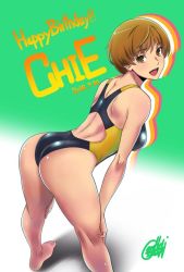 Rule 34 | 1girl, 2016, alternate costume, arched back, artist name, ass, back, backless outfit, black one-piece swimsuit, bob cut, breasts, brown eyes, brown hair, character name, competition swimsuit, dated, gentle sasaki, gradient background, green background, happy birthday, large breasts, leaning forward, looking at viewer, looking back, one-piece swimsuit, open mouth, persona, persona 4, satonaka chie, shadow, short hair, signature, smile, solo, standing, swimsuit, teeth, thighs, two-tone background, white background