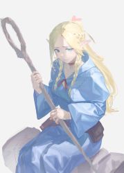 Rule 34 | 1girl, absurdres, blonde hair, blue capelet, blue robe, braid, capelet, choker, collarbone, commentary request, dungeon meshi, forehead, green eyes, grey background, highres, holding, holding staff, long hair, long sleeves, marcille donato, parted bangs, pointy ears, qiongsheng, red choker, robe, simple background, sitting, solo, staff, very long hair, wide sleeves