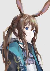 Rule 34 | 1girl, amiya (arknights), animal ears, arknights, black jacket, blue collar, blue eyes, brown hair, closed mouth, collar, extra ears, grey background, hair between eyes, highres, jacket, long hair, looking at viewer, open clothes, open jacket, ponytail, rabbit ears, rhodes island logo (arknights), simple background, solo, upper body, wh1te