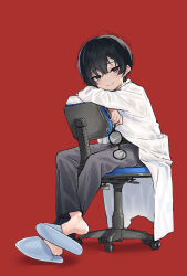 Rule 34 | 1boy, bishounen, black eyes, black hair, coat, doctor, full body, glasses, highres, limbus company, looking at viewer, male focus, project moon, red background, sandals, short hair, simple background, sitting, smile, solo, white coat, y0ru73, yi sang (project moon)