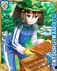 Rule 34 | 1girl, beekeeper, bees, brown hair, bush, camouflage, card, character name, girlfriend (kari), gloves, grass, grey eyes, hat, holding, honey, iwamoto tatsuru, official art, open mouth, outdoors, ponytail, qp:flapper, smile, solo, tagme, track suit