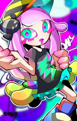 1girl black_shirt clownfish colored_eyelashes fish gradient_hair green_eyes green_hair harmony&#039;s_clownfish_(splatoon) harmony_(splatoon) hat highres long_hair miniskirt multicolored_hair nintendo open_mouth pink_hair shirt short_sleeves skirt solo splatoon_(series) splatoon_3 striped_clothes striped_headwear tentacle_hair tropical_fish yuyu_maybe