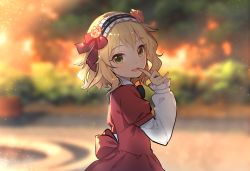 Rule 34 | 10s, 1girl, blonde hair, blush, bow, commentary request, finger to mouth, flower, green eyes, hair bow, hair flower, hair ornament, hairband, idolmaster, idolmaster cinderella girls, long sleeves, looking at viewer, open mouth, outdoors, rose, sakurai momoka, short hair, smile, solo, teiryoku lolita