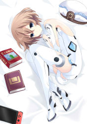 Rule 34 | 1girl, absurdres, ass, back, bare shoulders, bed, blanc (neptunia), blue eyes, blush, brown hair, cosplay, elbow gloves, gloves, hat, highres, leotard, looking at viewer, lying, neptune (series), on side, ramu-on@ shinon, short hair, solo, thighhighs, unworn hat, unworn headwear, white gloves, white heart (neptunia) (cosplay), white thighhighs