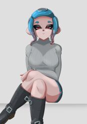 Rule 34 | 1girl, absurdres, belt, black footwear, black shorts, blue hair, blue trim, boots, breasts, closed mouth, commentary, crossed legs, dolphin shorts, gradient hair, grey background, grey sweater, highres, large breasts, medium hair, multicolored hair, net 24, nintendo, octoling, octoling girl, octoling player character, red eyes, red hair, shorts, simple background, sitting, solo, splatoon (series), sweater, tentacle hair, two-tone hair