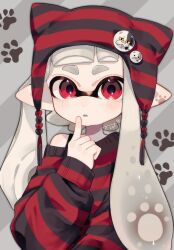 Rule 34 | 1girl, black headwear, black shirt, character pin, commentary, finger to own chin, grey background, grey hair, highres, inkling, inkling girl, inkling player character, judd (splatoon), li&#039;l judd (splatoon), long hair, looking at viewer, nintendo, parted lips, pointy ears, red eyes, red headwear, red shirt, sahata saba, shirt, simple background, solo, splatoon (series), striped clothes, striped headwear, striped shirt, symbol-only commentary, tentacle hair, thick eyebrows, translation request, two-tone headwear, two-tone shirt, upper body