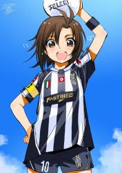 Rule 34 | 1girl, antenna hair, armband, ball, brown eyes, brown hair, dated, flat chest, hand on own hip, idolmaster, idolmaster (classic), inoue sora, italian flag, italy, juventus fc, kikuchi makoto, md5 mismatch, object on head, open mouth, resized, resolution mismatch, short hair, smile, soccer, soccer ball, soccer uniform, solo, source larger, sportswear, sweatband