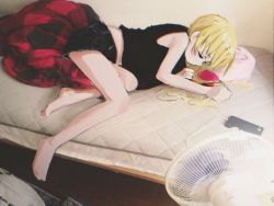 Rule 34 | 1girl, bad id, bad twitter id, bare legs, barefoot, bed, black shirt, black shorts, blonde hair, cellphone, charging device, closed mouth, gishiki (gshk), hand fan, kill me baby, long hair, lying, on bed, on side, phone, shirt, shorts, smartphone, solo, sonya (kill me baby)