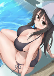 Rule 34 | 10s, 1girl, absurdres, ass, bikini, black bikini, black hair, blue hat, breasts, brown eyes, cleavage, from above, girls und panzer, hat, highres, kirikan (cokekiri), large breasts, long hair, looking at viewer, looking back, looking up, mika (girls und panzer), pool, poolside, side-tie bikini bottom, sitting, smile, solo, swimsuit, thighs, water