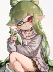 Rule 34 | 1girl, aqua eyes, belt collar, closed mouth, collar, commentary request, fake horns, green hair, green hairband, hairband, heterochromia, highres, horns, inkling, inkling girl, inkling player character, long hair, nintendo, pointy ears, red eyes, simple background, sitting, solo, splatoon (series), tentacle hair, white background, yksb inc6