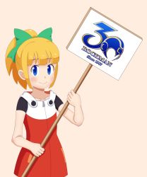 Rule 34 | 1girl, android, blonde hair, blue eyes, blunt bangs, bow, dress, eyebrows, green bow, green ribbon, hair bow, holding, holding sign, hooded dress, long hair, mega man (classic), mega man (series), mega man 11, no humans, ponytail, ribbon, robot, roll (mega man), sign, simple background, smile, solo, white background