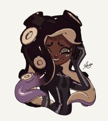 1girl aqua_eyes artist_name black_hair bodysuit breasts cephalopod_eyes commentary_request dark-skinned_female dark_skin furrowed_brow grey_bodysuit grin hand_on_headphones headphones highres horizontal_pupils long_hair looking_at_viewer marina_(splatoon) mole mole_under_mouth multicolored_hair nintendo octoling official_alternate_costume parted_bangs pink_pupils purple_hair shogo_(shogo70449442) smile solo splatoon_(series) tentacle_hair two-tone_hair white_background