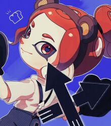 Rule 34 | 1girl, absurdres, arrow (symbol), blue background, bread, brown hairband, closed mouth, commentary, eyelashes, food, hairband, highres, looking back, nintendo, nupi (nu 55), octoling, octoling girl, octoling player character, red eyes, red hair, shirt, short hair, simple background, smile, solo, splatoon (series), splatoon 3, symbol-only commentary, tentacle hair, thick eyebrows, white shirt
