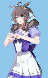 Rule 34 | 1girl, ahoge, animal ears, blue background, blush, bow, bowtie, brown hair, daring tact (umamusume), green eyes, hair between eyes, heart, heart hands, highres, horse ears, horse girl, horse tail, long hair, looking at viewer, looking to the side, medium hair, multicolored hair, pleated skirt, puffy short sleeves, puffy sleeves, purple bow, purple bowtie, purple shirt, sailor collar, sailor shirt, sb (akagikeai), school uniform, shirt, short sleeves, simple background, skirt, solo, streaked hair, tail, tracen school uniform, umamusume, white hair, white skirt