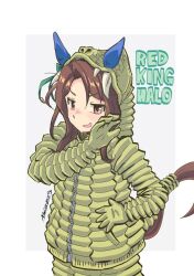 Rule 34 | 1girl, animal ears, as&#039;maria, brown hair, character name, cosplay, green jacket, highres, hood, hooded jacket, horse ears, horse girl, horse tail, jacket, king halo (umamusume), long hair, name connection, ojou-sama pose, open mouth, parted bangs, pink eyes, red king (ultra series), red king (ultra series) (cosplay), signature, simple background, smile, solo, standing, tail, ultra series, umamusume, upper body, white background