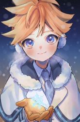 Rule 34 | 1boy, blonde hair, blue eyes, blue necktie, capelet, commentary, earmuffs, fur-trimmed capelet, fur trim, gloves, glowing, highres, holding, ice fog (module), kagamine len, kouhara yuyu, looking at viewer, male focus, necktie, night, project diva (series), smile, snowflakes, snowing, solo, spiked hair, upper body, vocaloid, white capelet