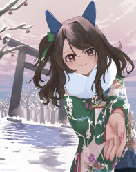 Rule 34 | 1girl, animal ears, bare tree, bow, branch, brown eyes, brown hair, cloud, commentary request, cowboy shot, floral print, fur scarf, furisode, green bow, green kimono, hair bow, highres, horse ears, horse girl, japanese clothes, kimono, king halo (umamusume), long hair, looking at viewer, one side up, open hand, outdoors, outstretched hand, satoxxsato, scarf, sky, smile, snow, solo, stairs, torii, tree, twitter username, umamusume, white scarf, winter