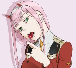 Rule 34 | 1girl, breasts, darling in the franxx, green eyes, hairband, highres, horns, jkataishi, long hair, looking at viewer, pink hair, red horns, simple background, solo, white hairband, zero two (darling in the franxx)