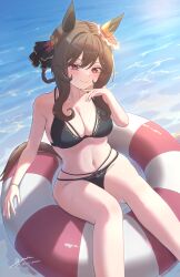 1girl absurdres animal_ears bikini black_bikini breasts brown_hair cleavage closed_mouth commentary_request gentildonna_(umamusume) highres horse_ears horse_girl looking_at_viewer medium_breasts navel ocean red_eyes signature sitting smile solo summer swimsuit umamusume uryua0324