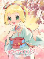 1girl blonde_hair blush creatures_(company) eyelashes floral_print floral_print_kimono flower game_freak green_eyes hair_flower hair_ornament highres japanese_clothes kimono kinocopro lillie_(new_year&#039;s_2021)_(pokemon) lillie_(pokemon) long_hair nintendo official_alternate_costume open_mouth pokemon pokemon_masters_ex ponytail print_kimono sash smile wide_sleeves