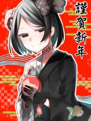 Rule 34 | 1girl, absurdres, araragi koyomi, black bow, black eyes, black gloves, black hairband, black kimono, bob cut, bow, character doll, choker, closed mouth, commentary, empty eyes, floral print, flower, gloves, hair bow, hair flower, hair ornament, hair strand, hairband, heart, heart choker, highres, japanese clothes, kimono, looking at viewer, monogatari (series), narrowed eyes, new year, oshino ougi, parted bangs, red background, smile, solo, t33h8703, translated, upper body