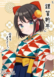 Rule 34 | 1girl, black hair, blue eyes, blush, bow, brown background, closed mouth, flower, green eyes, hair bow, hair flower, hair ornament, happy new year, highres, hololive, japanese clothes, kimono, long sleeves, looking at viewer, new year, obi, official alternate costume, oozora subaru, oozora subaru (new year), sash, shigure ui, short hair, signature, simple background, smile, solo, upper body, virtual youtuber, wide sleeves