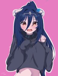 Rule 34 | 1girl, absurdres, ahoge, artist name, black collar, blue hair, blue horns, blush, broken horn, brown eyes, chain, circlet, clip studio paint (medium), collar, cropped hoodie, dated, demon girl, demon horns, eijiru, grey hoodie, grey horns, hair between eyes, highres, hood, hood down, hoodie, horns, long hair, multicolored horns, navel, open mouth, oumiya emma, pink background, ponytail, prism project, sleeves past wrists, solo, two-tone horns, virtual youtuber