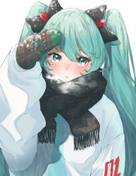 Rule 34 | 1girl, arm up, azusa (azunyan12), black bow, black mittens, black scarf, blush, bow, breath, commentary request, eyebrows hidden by hair, fringe trim, green eyes, green hair, hair between eyes, hair bow, hatsune miku, highres, jacket, long hair, long sleeves, looking at viewer, mittens, parted lips, puffy long sleeves, puffy sleeves, scarf, simple background, snowing, solo, twintails, upper body, very long hair, vocaloid, white background, white jacket