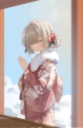 1girl alternate_costume alternate_hairstyle anemone_(flower) back_bow blue_sky bow box bracelet cherry_blossom_print chinese_commentary closed_mouth cloud cloudy_sky commentary_request day donation_box double_bun floral_print floral_print_kimono flower fur-trimmed_kimono fur_trim furisode grey_eyes grey_hair hair_bun hair_flower hair_ornament hair_over_one_eye hatsumoude highres isekaijoucho japanese_clothes jewelry kamitsubaki_studio kimono lens_flare light_blush light_smile long_sleeves looking_at_viewer new_year obi one_eye_covered own_hands_together palms_together print_kimono red_flower red_kimono red_sash sash sky solo swept_bangs updo upper_body virtual_youtuber wide_sleeves xiehuang_fenzhengrou