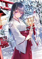 1girl black_hair commentary_request gohei hair_ornament hairclip hakama hakama_skirt highres holding japanese_clothes kimono kobayashi_chisato long_hair looking_at_viewer miko original outdoors purple_eyes red_hakama skirt snow snowing solo torii white_kimono wide_sleeves