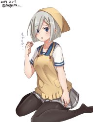 Rule 34 | 1girl, apron, bandana, black pantyhose, blue eyes, blue sailor collar, commentary request, dated, eating, eyes visible through hair, full body, gloves, grey skirt, hair ornament, hair over one eye, hairclip, hamakaze (kancolle), kantai collection, looking at viewer, meguru (megurunn), one-hour drawing challenge, pantyhose, pleated skirt, sailor collar, school uniform, serafuku, short hair, silver hair, simple background, sitting, skirt, solo, twitter username, wariza, white background, white gloves, yellow apron