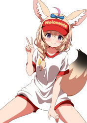 1girl absurdres alternate_costume animal_ear_fluff animal_ears black_hair blonde_hair blue_bow bow braid breasts fox_ears fox_girl fox_tail hair_bow hat heart heart-shaped_pupils highres hololive kishishi_(kishiman-ya) long_hair looking_at_viewer medium_breasts multicolored_hair omaru_polka pink_hair purple_eyes red_hat red_shorts red_trim shirt short_sleeves shorts side_braid simple_background smile solo streaked_hair symbol-shaped_pupils t-shirt tail v virtual_youtuber visor_cap white_background white_shirt