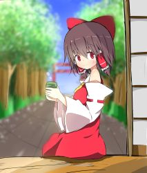 Rule 34 | 1girl, absurdres, akabeco, blush, bow, brown hair, closed mouth, cookie (touhou), cup, detached sleeves, hair bow, hair tubes, hakurei reimu, highres, looking at viewer, red bow, red eyes, reu (cookie), short hair, sitting, smile, solo, torii, touhou, tree, yunomi
