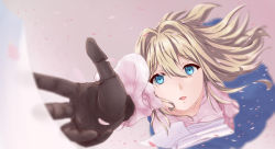 Rule 34 | 10s, 1girl, blonde hair, blue eyes, blue skirt, brown gloves, commentary request, from above, gloves, hair between eyes, highres, holding, holding paper, jianian zhiqi, letter, long hair, looking up, outstretched hand, paper, paper stack, parted lips, pink shirt, shirt, sidelocks, skirt, violet evergarden, violet evergarden (series)