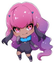 Rule 34 | 1girl, black hair, black jumpsuit, blue horns, chibi, closed mouth, daedream, dark-skinned female, dark skin, fang, fang out, fur collar, gloves, gradient hair, grey gloves, hand up, horns, jumpsuit, long hair, multicolored hair, palworld, personification, pink eyes, pink hair, purple hair, short jumpsuit, simple background, smile, solo, tsurime, very long hair, white background, yuma (pixiv38148735)