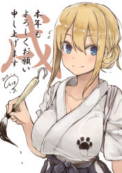 Rule 34 | 1girl, blonde hair, blue eyes, breasts, calligraphy brush, closed mouth, commentary request, dated, hair between eyes, hakama, hakama skirt, highres, holding, japanese clothes, kinpatsu-chan (rucchiifu), large breasts, looking at viewer, original, paintbrush, rucchiifu, short sleeves, signature, skirt, smile, solo, translation request