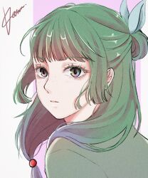 Rule 34 | 1girl, blunt bangs, bow, close-up, closed mouth, commentary, eyelashes, freckles, gradient hair, green hair, hair bow, half updo, highres, kasurinjung, kusuriya no hitorigoto, looking at viewer, looking back, maomao (kusuriya no hitorigoto), multicolored eyes, multicolored hair, pink background, purple hair, sidelocks, signature, solo, upper body