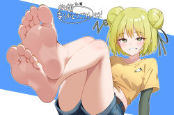 1girl absurdres barefoot blonde_hair blush double_bun feet feet_up green_eyes grin hair_bun highres indie_virtual_youtuber looking_at_viewer medium_hair shorts smile soles sonoba_shinogi toes toxic_pter