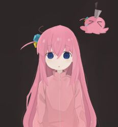 Rule 34 | 1girl, absurdres, blue eyes, bocchi the rock!, cube hair ornament, gotoh hitori, gotoh hitori (octopus), hair between eyes, hair ornament, highres, jacket, knife, knife in head, long hair, long sleeves, looking at viewer, naaga sonomono, object through head, open mouth, pink hair, pink jacket, pink track suit, side ahoge, simple background, solo, track jacket