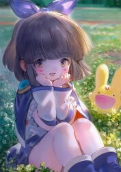 Rule 34 | arle nadja, armor, blue bow, blue cape, blue footwear, blush, bow, brown eyes, brown hair, cape, carbuncle (puyopuyo), detached sleeves, eyelashes, field, flower, forehead jewel, hair bow, highres, open mouth, outdoors, puyopuyo, shiratsuyu mone, short hair, shoulder armor, sitting, white flower
