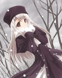 Rule 34 | 00s, 1girl, black hat, dutch angle, fate/stay night, fate (series), gloves, hat, illyasviel von einzbern, long hair, looking at viewer, red eyes, satomi (black scarecrow), scarf, snow, solo, tree, white hair