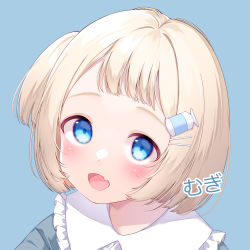 Rule 34 | 1girl, :d, absurdres, blue background, blue eyes, blush, child, chitetan, collared shirt, commentary request, fang, frilled shirt collar, frills, grey shirt, hair ornament, hairclip, highres, light brown hair, looking at viewer, one side up, open mouth, original, shirt, short hair, simple background, smile, solo, translation request, upper body